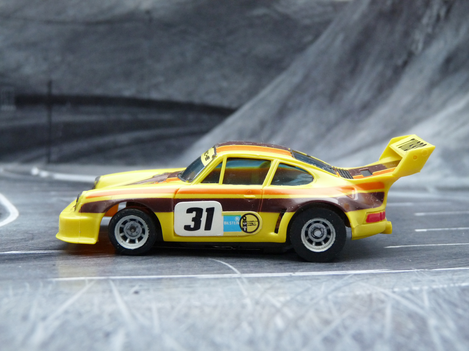 AURORA AFX Porsche 934 RSR gelb/braun/orange #31