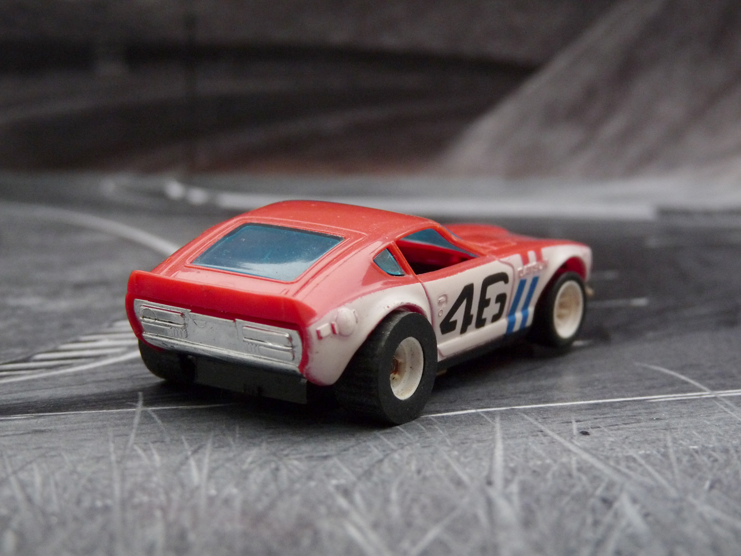 AURORA AFX G-Plus Bre Datsun 240Z rot / weiß blaue Streifen #46