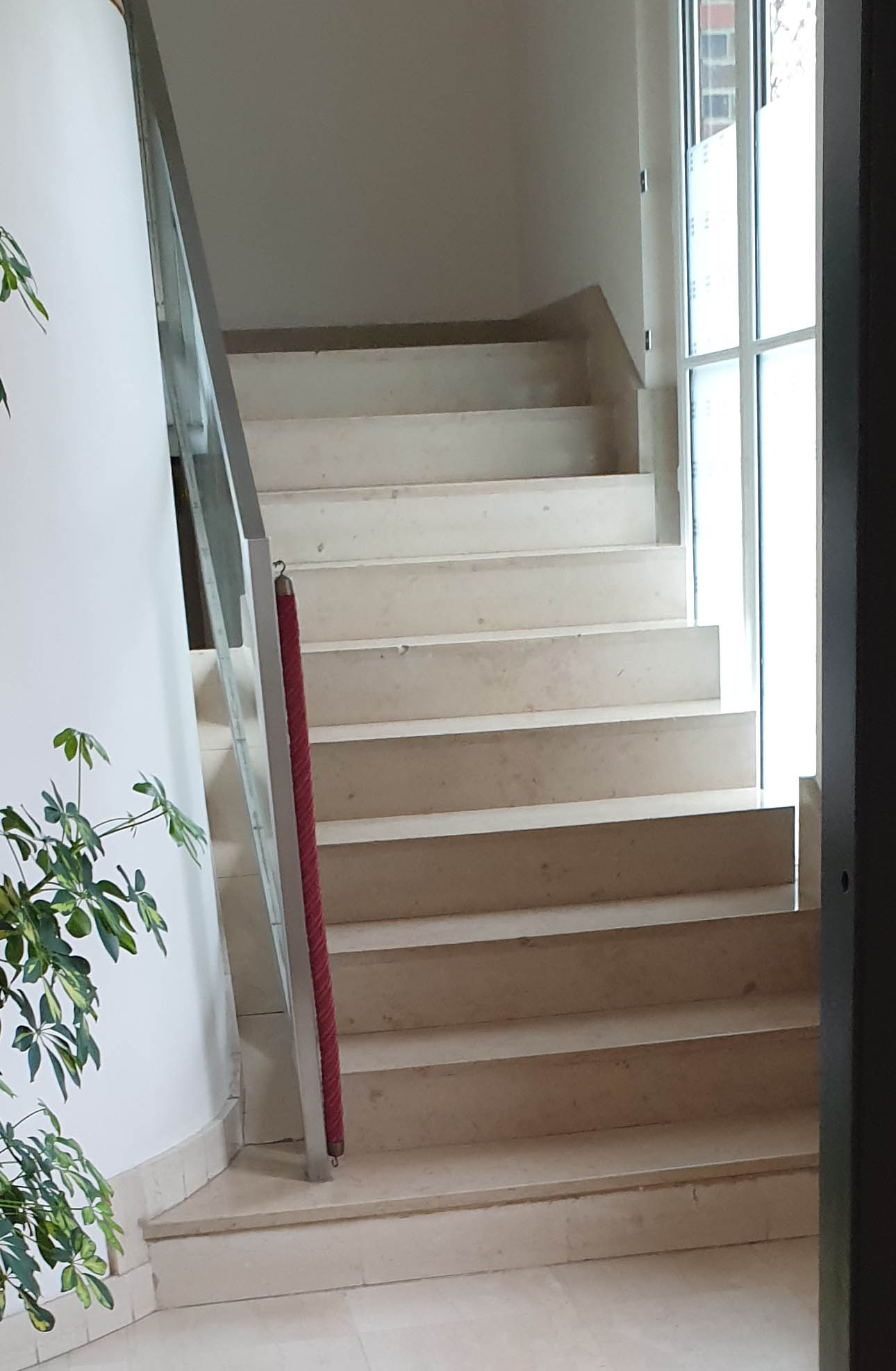 Escalier d'accès pour le personnel non conforme