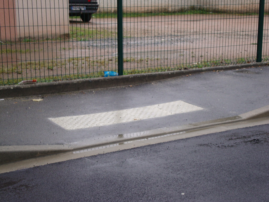 CHATEAUROUX  rue Pierre et marie Curie : arrêt de bus :absence de bande guidage et bande podotactile