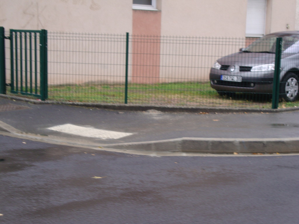 CHATEAUROUX  rue Pierre et marie Curie : arrêt de bus :absence de bande guidage et bande podotactile