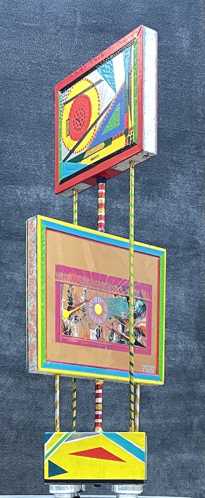 Existera von Floyd: Handgefertigte Skulpturinstallation mit vier abstrakten Leinwandbildern auf farbigem Sockel. Unikat aus Deutschland, das Existenz und Aura in einer vielschichtigen Komposition aus Malerei, Struktur und Raumwirkung verdichtet.