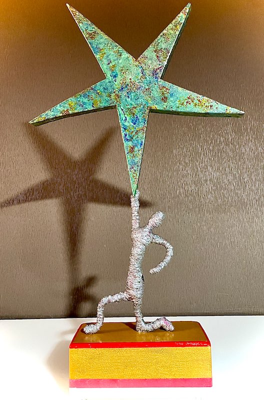 Skulptur ASCENTRA von Andreas Alka alias FLoYd: Ein Mensch aus Metalldraht und Glaslack trägt einen vielfarbig schimmernden Stern aus Holz und Goldpigmenten. Ausdruck von innerer Kraft, Aufstieg und der Fähigkeit, Übermenschliches zu tragen.