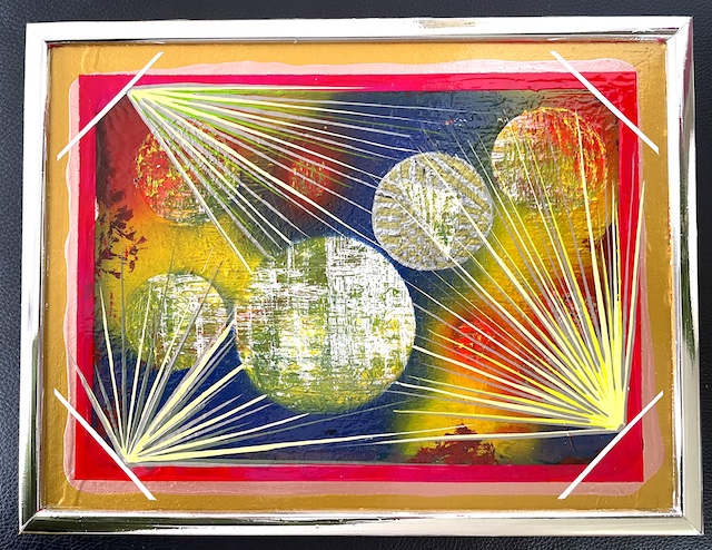 Chrom umrahmte Holzplatte mit einer Vielzahl von Planeten aus Acryl lacken die in einer art Kratztechnik herausgearbeitet sind. Drei Strahlenbündel veredeln das Gesamtwerk dieser farbintensiven Arbeit.