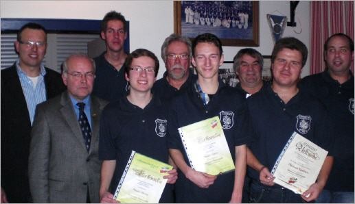   Auf dem Foto von links nach rechts: Vorsitzender Olaf Hohnen, VMB-Kreisgeschäftsführer Johannes van den Borst, Robert Landmesser, Maurice Günder, Bert Raschen, Marcel Cüppers, Dieter Derichs, Michael Bodden und Frank Raschen