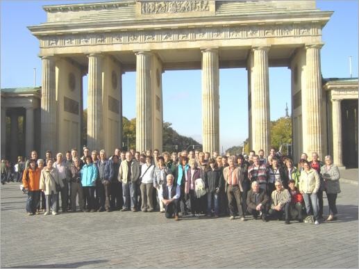 Die 66 Berlin-Reisenden des Trommlerkorps Effeld Gruppenfoto vor dem Brandenburger Tor in Berlin.