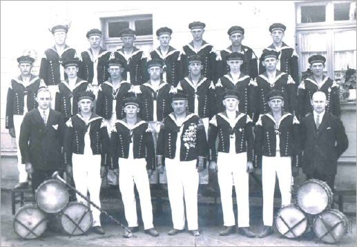     Vereinsfoto Kirmes 1930 vor dem Hause „Post Hein“ (Rademacher) 