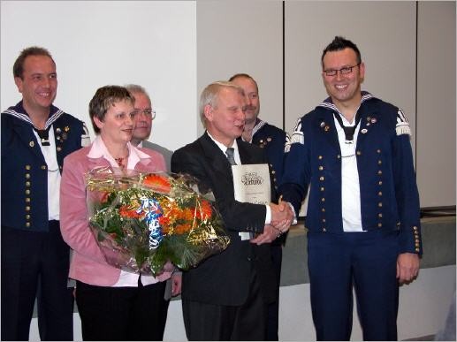 Mit Blumen für Ehefrau Marita und der Landesehren- medaille und Ehrenurkunde für Heinz Gotzen dankten J. van den Borst und Olaf Hohen für die 30-jährige Drigententätigkeit.