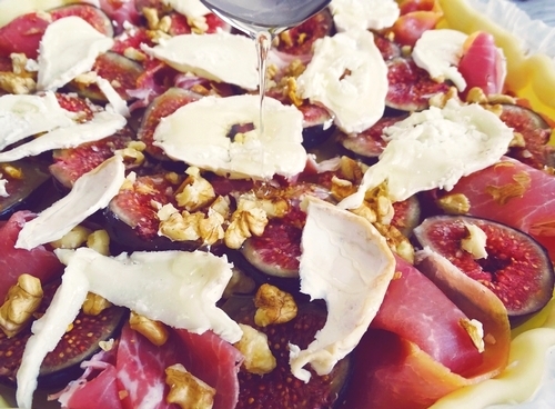 Tarte Figue, Jambon cru, Chèvre et Miel