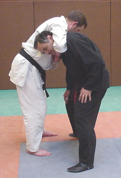SAISIE DE LA TETE DE FACE "GUILLOTINE"