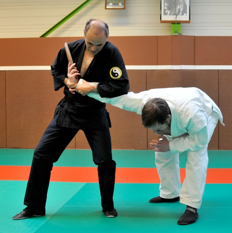 CLE DE BRAS TENDU (WAKI GATAME)