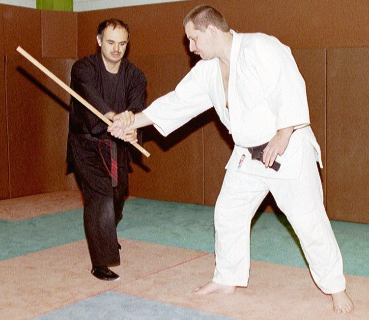 SAISIR AVEC LA DEUXIEME MAIN DE L'AUTRE COTE DU POIGNET