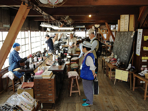 足袋とくらしの博物館の1階は足袋工場。ここでオリジナル足袋が作れます。