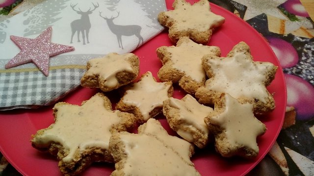 Backrezepte Weihnachtsplätzchen Zimtsterne  selbermachen und backen ganz einfach und schnell. Tolle Backideen zu Weihnachten, Geburtstag, Konfirmation, Ostern, Hochzeit, Muttertag, Vatertag oder einfach nur so. Backen und kochen für deine Party.