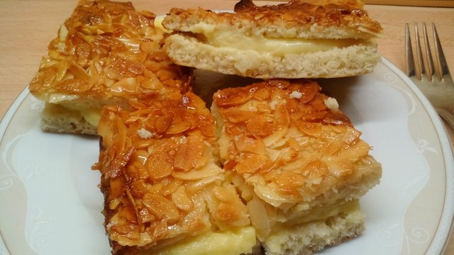 Backrezepte Bienenstich Kuchen mit Pudding-Füllung. Rezepte und backen ganz einfach und Schnell. Tolle Backideen zu Weihnachten, Geburtstag, Konfirmation, Ostern, Hochzeit, Muttertag, Vatertag oder einfach nur so. Backen und kochen für deine Party.