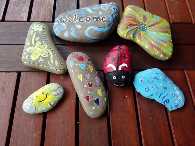 Dekoration Basteln Steine aufpeppen für Geburtstag, Muttertag, Ostern, Vatertag und Weihnachten als Geschenkidee. Deko leicht und einfach DIY Geburtstagsdeko Bastelideen für die Wohnung. Anleitung zum selbermachen. Tolles Motiv selber basteln.