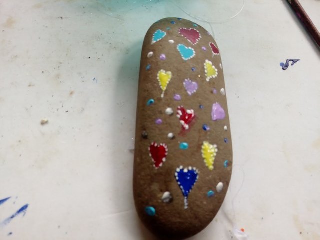 Dekoration Basteln Steine aufpeppen für Geburtstag, Muttertag, Ostern, Vatertag und Weihnachten als Geschenkidee. Deko leicht und einfach DIY Geburtstagsdeko Bastelideen für die Wohnung. Anleitung zum selbermachen. Tolles Motiv selber basteln.