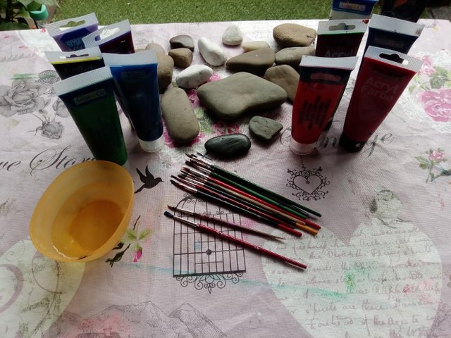 Dekoration Basteln Steine aufpeppen für Geburtstag, Muttertag, Ostern, Vatertag und Weihnachten als Geschenkidee. Deko leicht und einfach DIY Geburtstagsdeko Bastelideen für die Wohnung. Anleitung zum selbermachen. Tolles Motiv selber basteln.