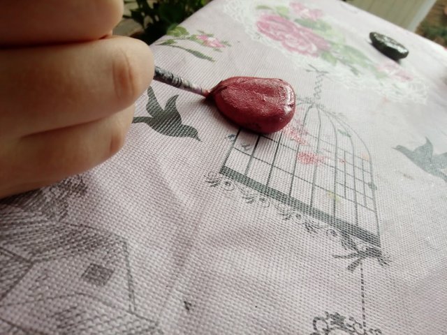 Dekoration Basteln Steine aufpeppen für Geburtstag, Muttertag, Ostern, Vatertag und Weihnachten als Geschenkidee. Deko leicht und einfach DIY Geburtstagsdeko Bastelideen für die Wohnung. Anleitung zum selbermachen. Tolles Motiv selber basteln.