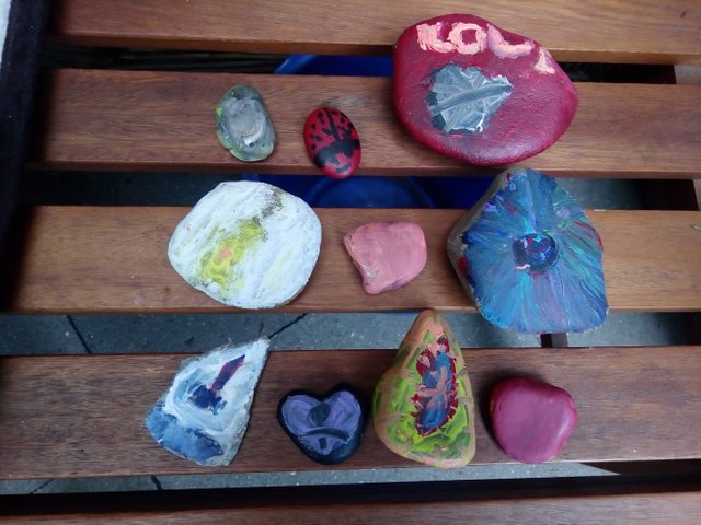 Dekoration Basteln Steine aufpeppen für Geburtstag, Muttertag, Ostern, Vatertag und Weihnachten als Geschenkidee. Deko leicht und einfach DIY Geburtstagsdeko Bastelideen für die Wohnung. Anleitung zum selbermachen. Tolles Motiv selber basteln.