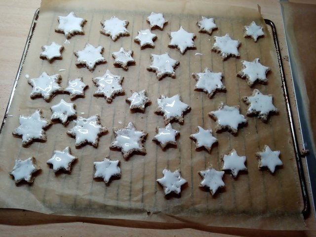 Backrezepte Weihnachtsplätzchen Zimtsterne  selbermachen und backen ganz einfach und schnell. Tolle Backideen zu Weihnachten, Geburtstag, Konfirmation, Ostern, Hochzeit, Muttertag, Vatertag oder einfach nur so. Backen und kochen für deine Party.