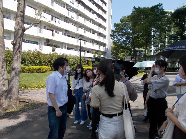 芝園団地の概要を説明する岡﨑氏