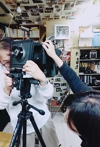 写真部の部室の奥から珍しい大判カメラを発掘、組み立て中です!