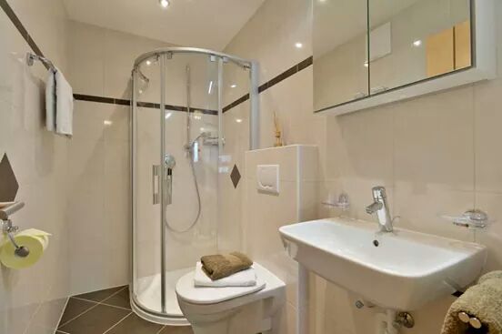 Badezimmer en suite vom zweiten Schlafzimmer – komfortabel und direkt erreichbar in der Ferienwohnung Apart Bianca in Kaltenbach im Zillertal