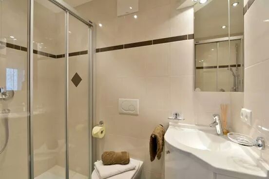 Badezimmer en suite – direkt vom Schlafzimmer erreichbar in der Ferienwohnung Apart Bianca in Kaltenbach im Zillertal