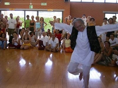 Rolando Toro Araneda montrant une danse de Biodanza. On le voit plein de joie, souriant et tonique. Ces danses apportent bien-être, détente  et joie de vivre. La Biodanza aide à évacuer le stress.