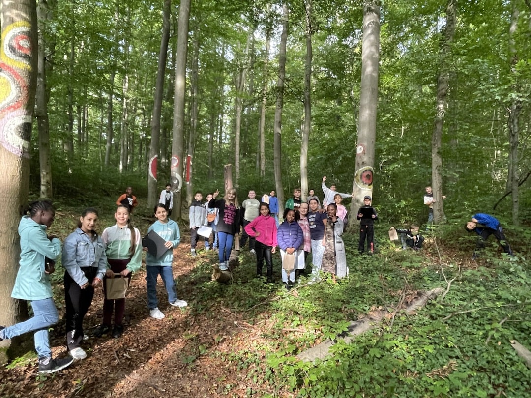 Die Grundstufe besucht die Waldschule
