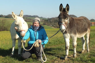 Jessica mit den beiden Eseln Emma und Nepomuk