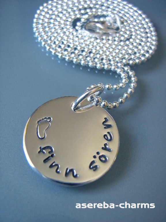 Kette mit Silberscheibe (Name und Babyfuß)
