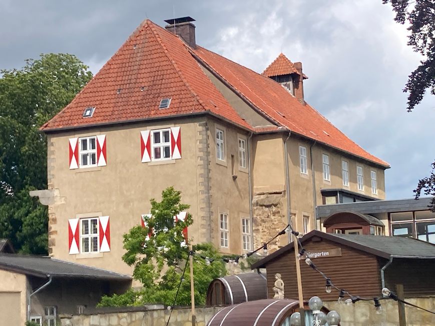 vor dem Schloss im Biergarten