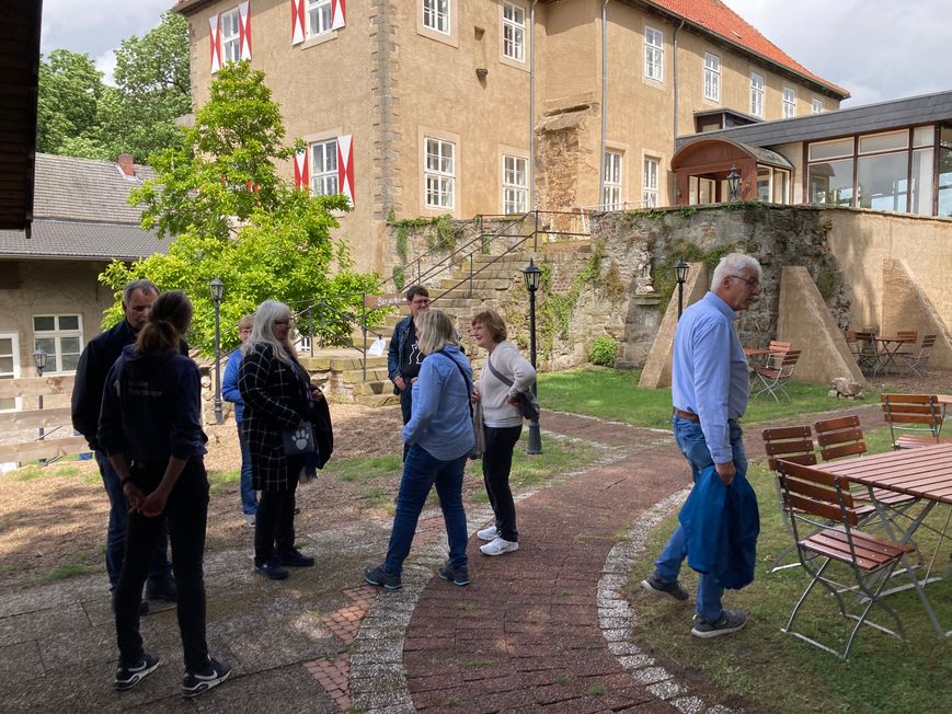 vor dem Schloss im Biergarten