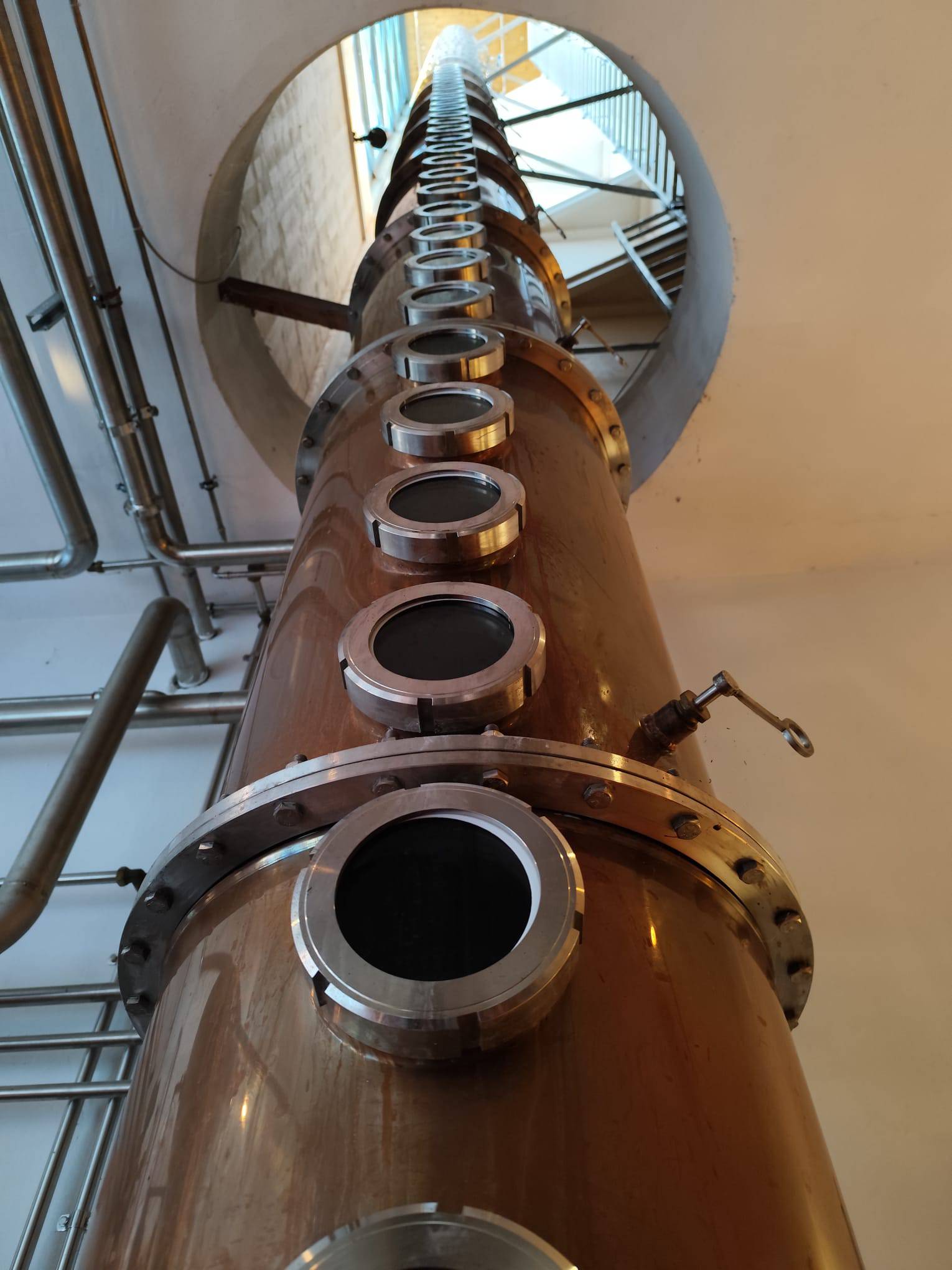 fast 20 Meter hohe Feinbrennkolonne mit 60 Glöckenböden