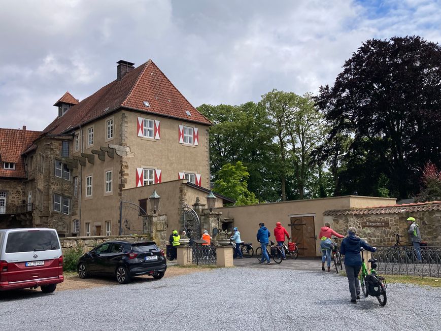 Ankunft am Schloss Petershagen von 1306