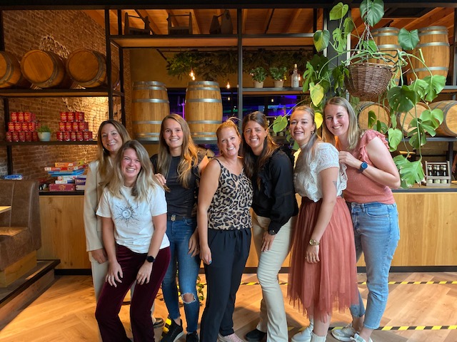 Juffen van de Speeltuin-locatie; Evelien, Joy, Viënna, Anneke, Kristel, Rose en Fleur