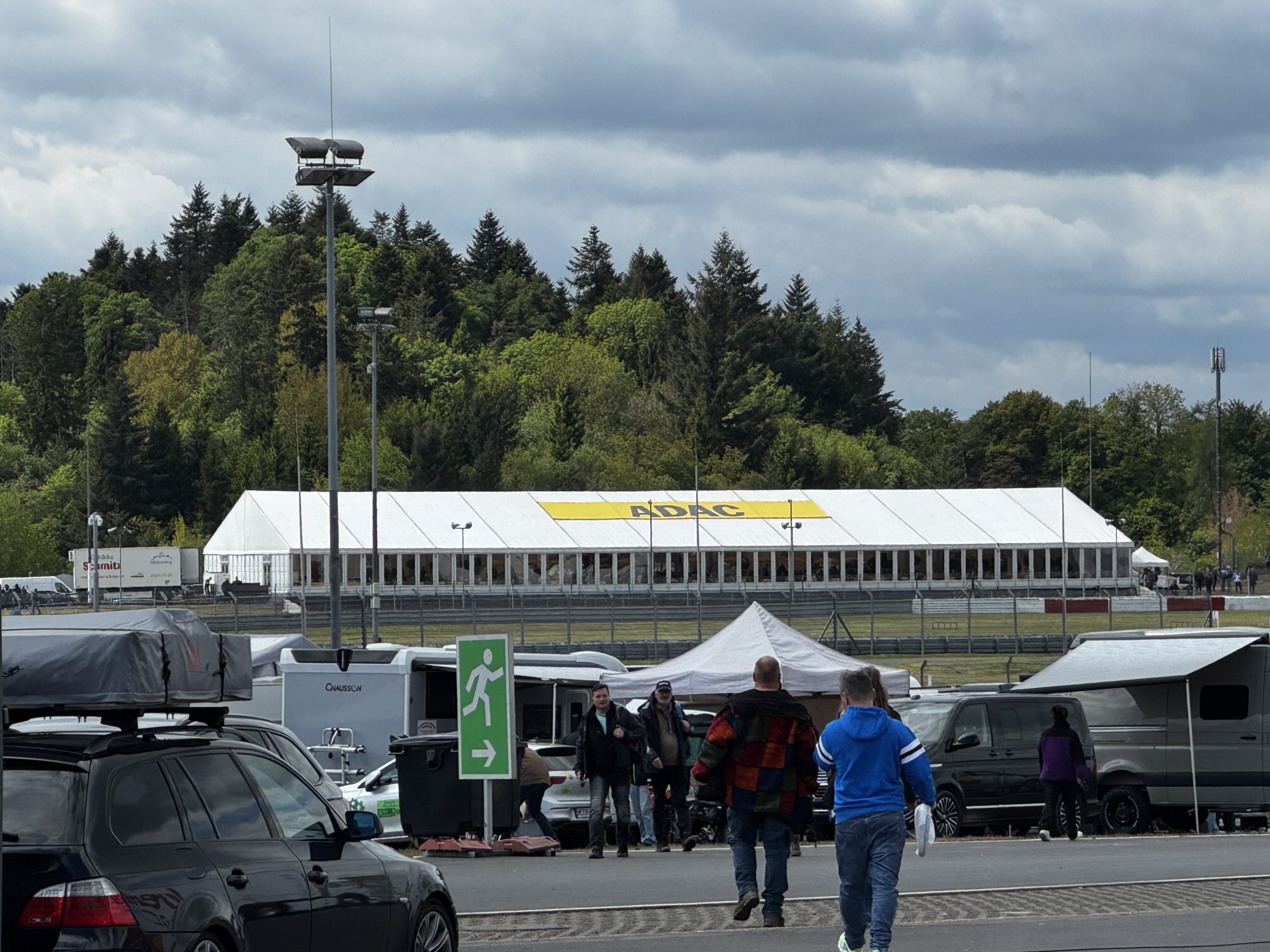 PREMIUM-HOSPITALITY IN DER „GRÜNEN HÖLLE“: DAS ADAC-EVENTZELT AM NÜRBURGRING