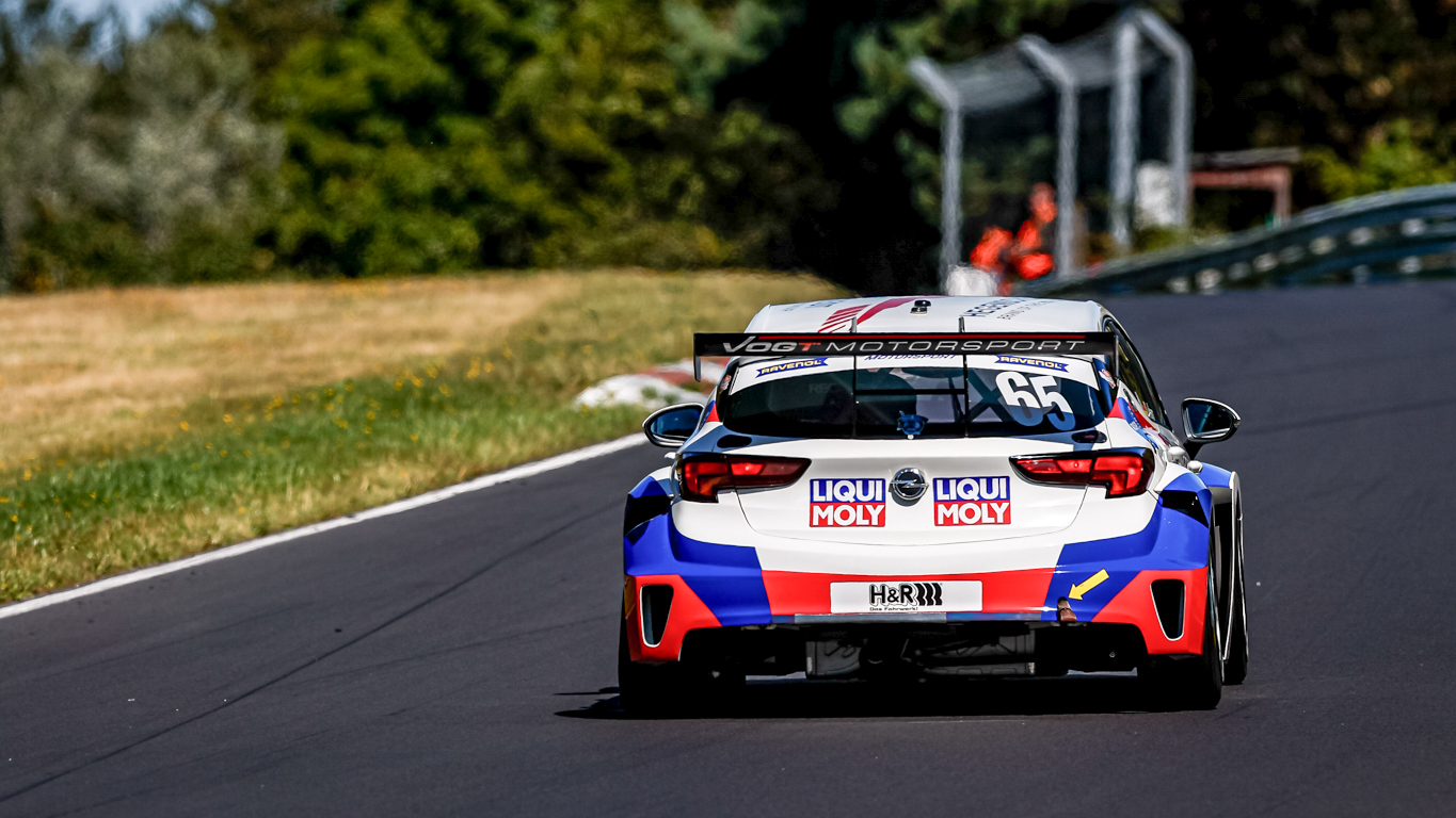  Autohaus Vogt fährt in der Rundstrecken-Challenge Nürburgring zum vierten Saisonerfolg