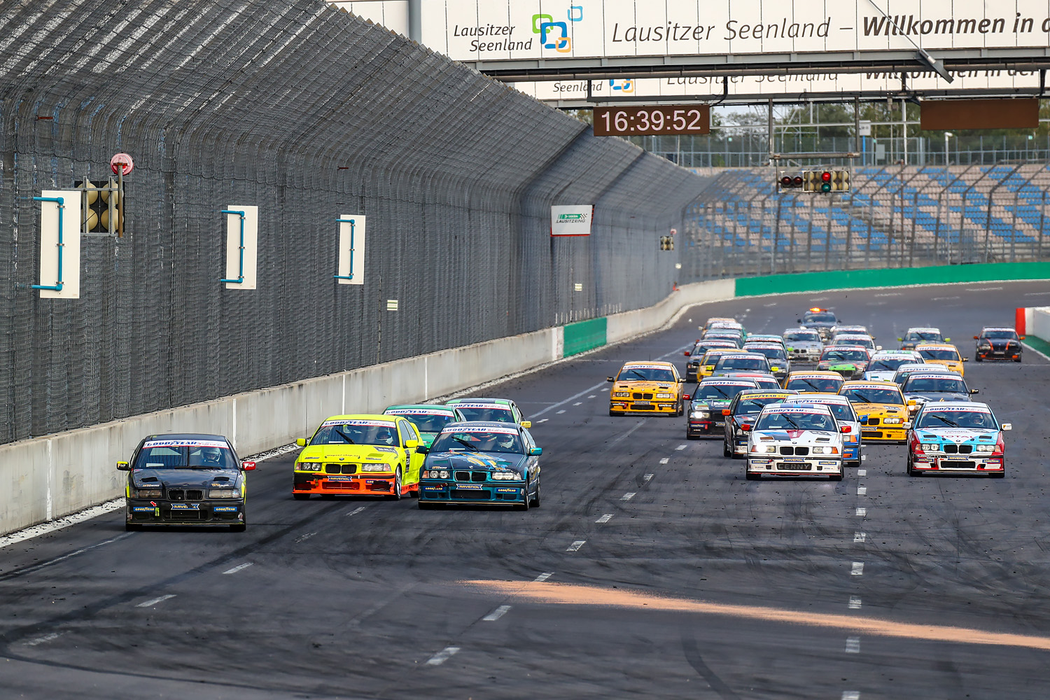 RACE FOR THE MOMENT - Die Reportage zur DMV BMW 318ti Cup Saison 2021