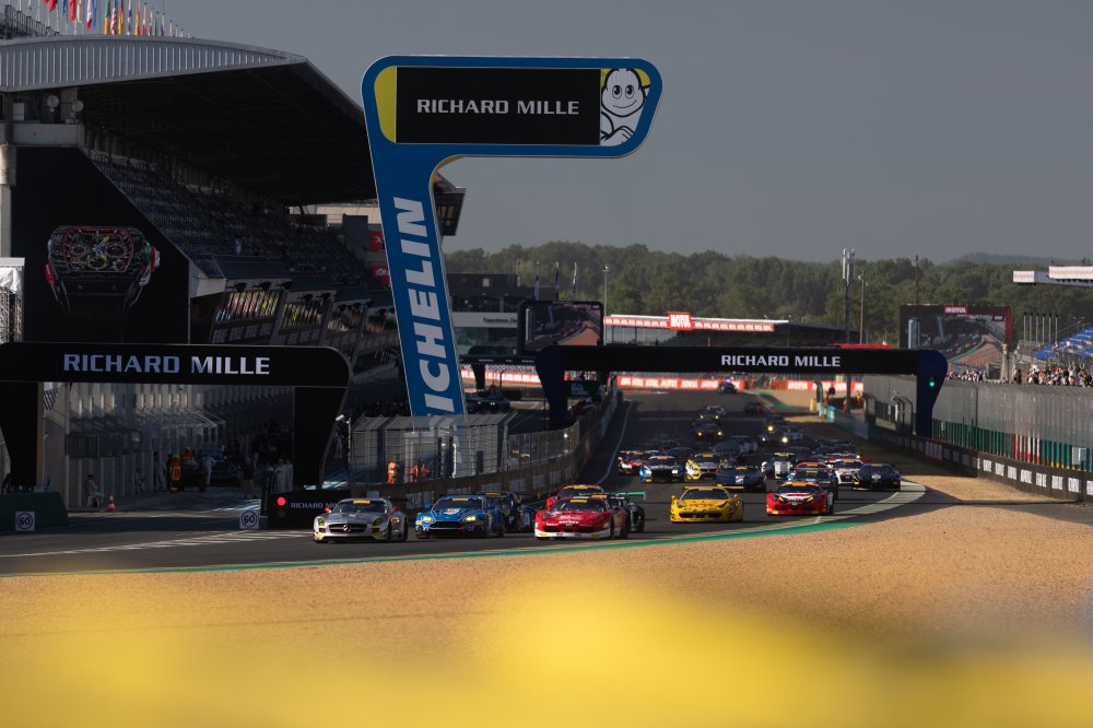 Aston Martin und Ferrari teilen sich Siege beim GT3 Revival Series Wochenende in Le Mans