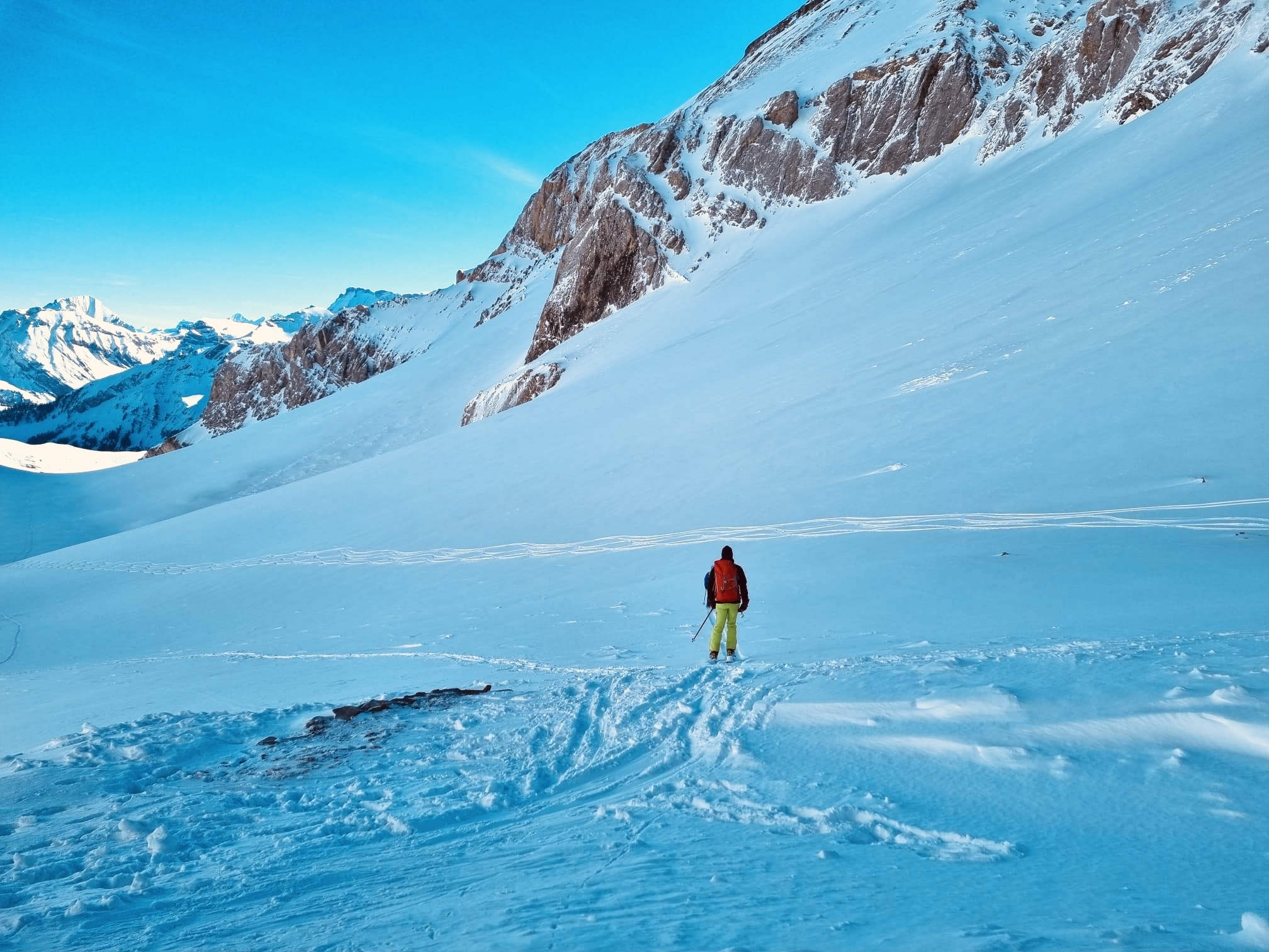 Von Mitte Februar bis Ende April, in der Skitouren-Saison, ist die Hütte nur mit Tourenskis oder mit Schneeschuhen erreichbar. Schnee gibt es hier oben in Hülle und Fülle.