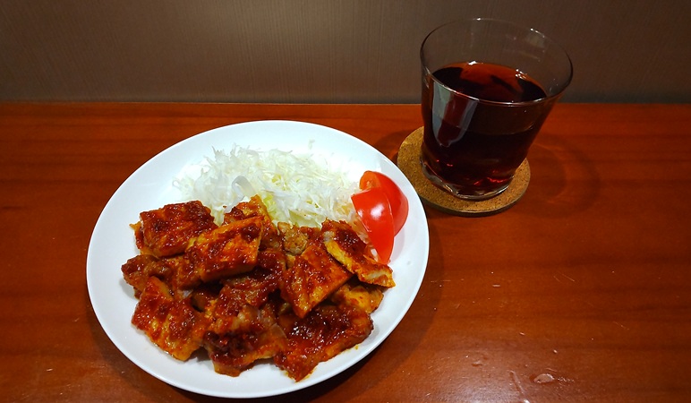 「自家製のいちご入りのコチュジャン」と「バニラキャラメルコーヒー」