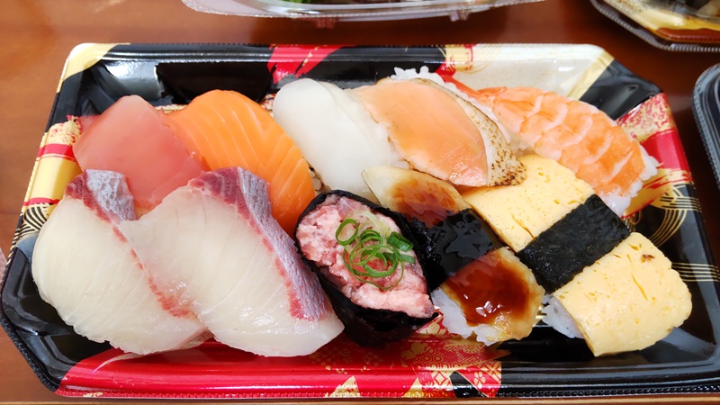 (株)ライフコーポレーションさんの「ひらまさを味わうにぎり寿司盛り合わせ」