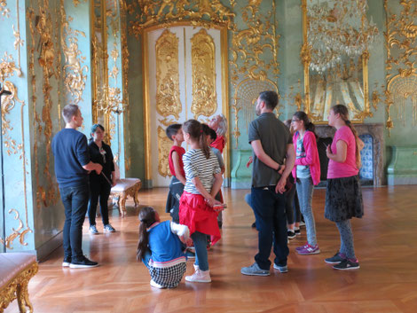 Das Bid zeigt eine Gruppe Schüler in einem Schloß
