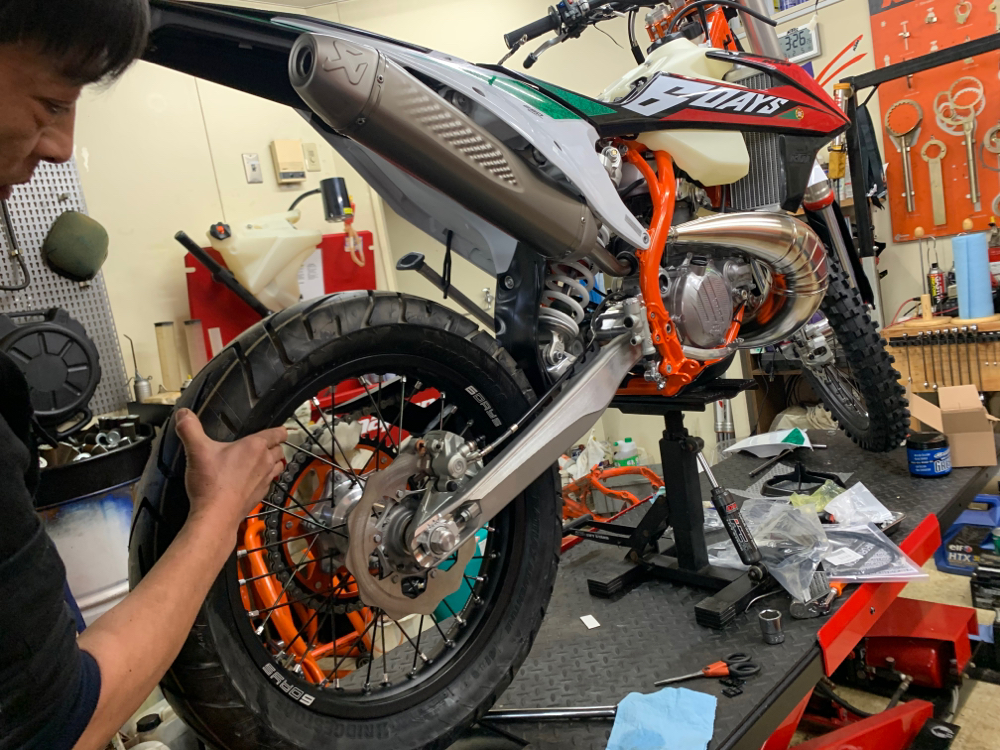 こんなモタードカスタムもアリっ 東京都府中市 Ktm認定ディーラー馬力屋 50sxminiから1290adventureまで 新車 中古 車 パワーパーツ パワーウエア Ktmグッズ その他mc用品や中古パーツも取り扱っております