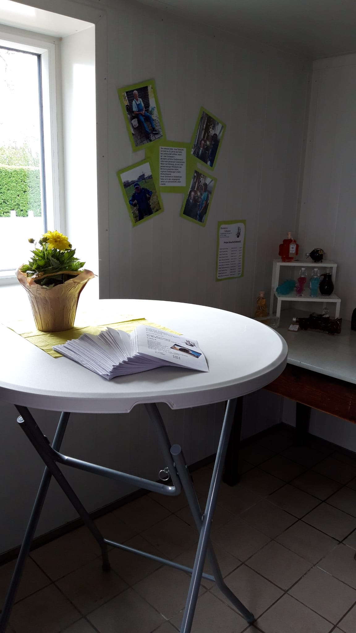 Innenraum mit Informationsmaterial