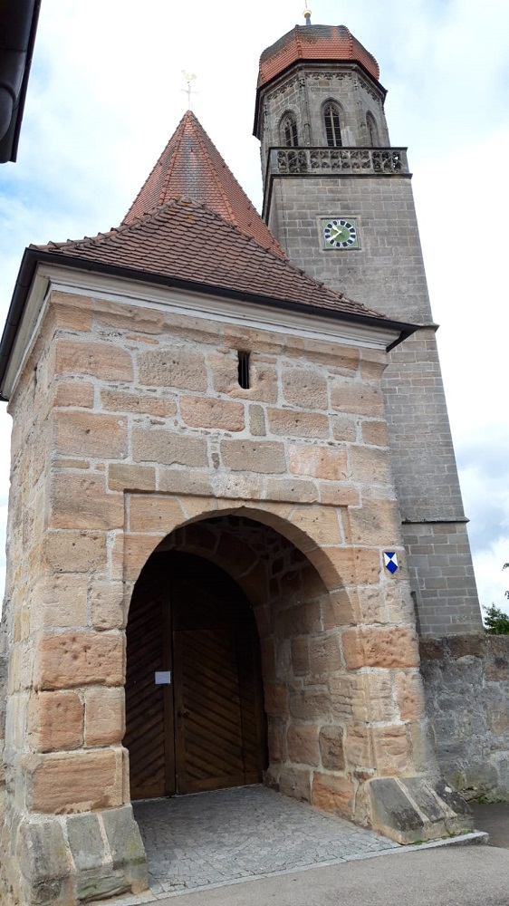 Eingang zur Dorfkirche Beatae Mariae Virginis