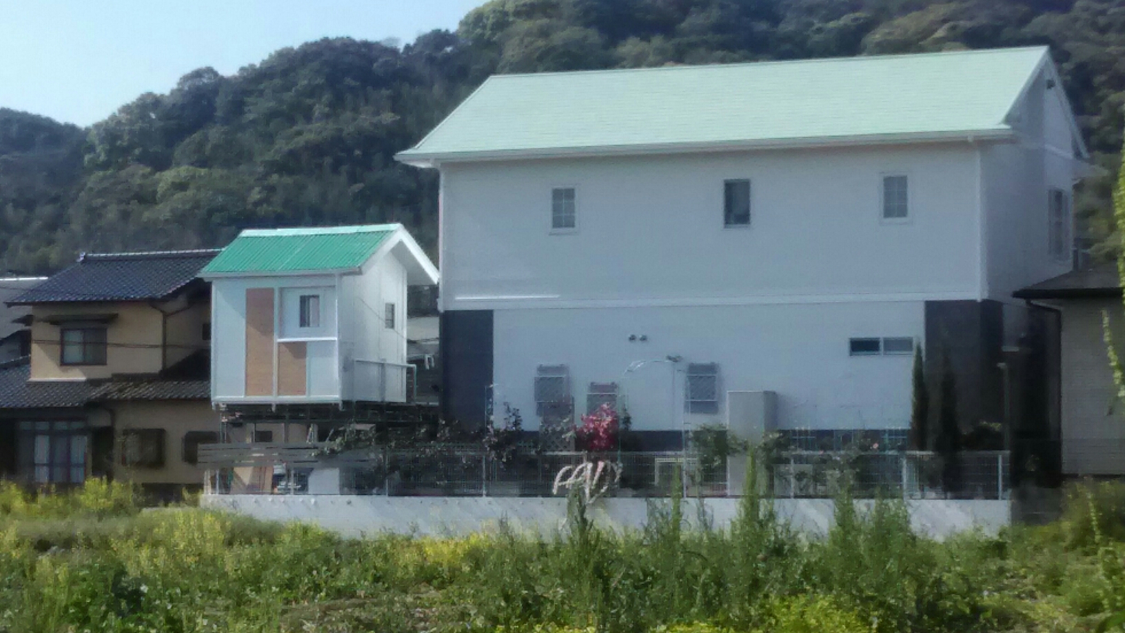 外回り完成したんで北側から撮りました。本体とのバランスも思い通りです。